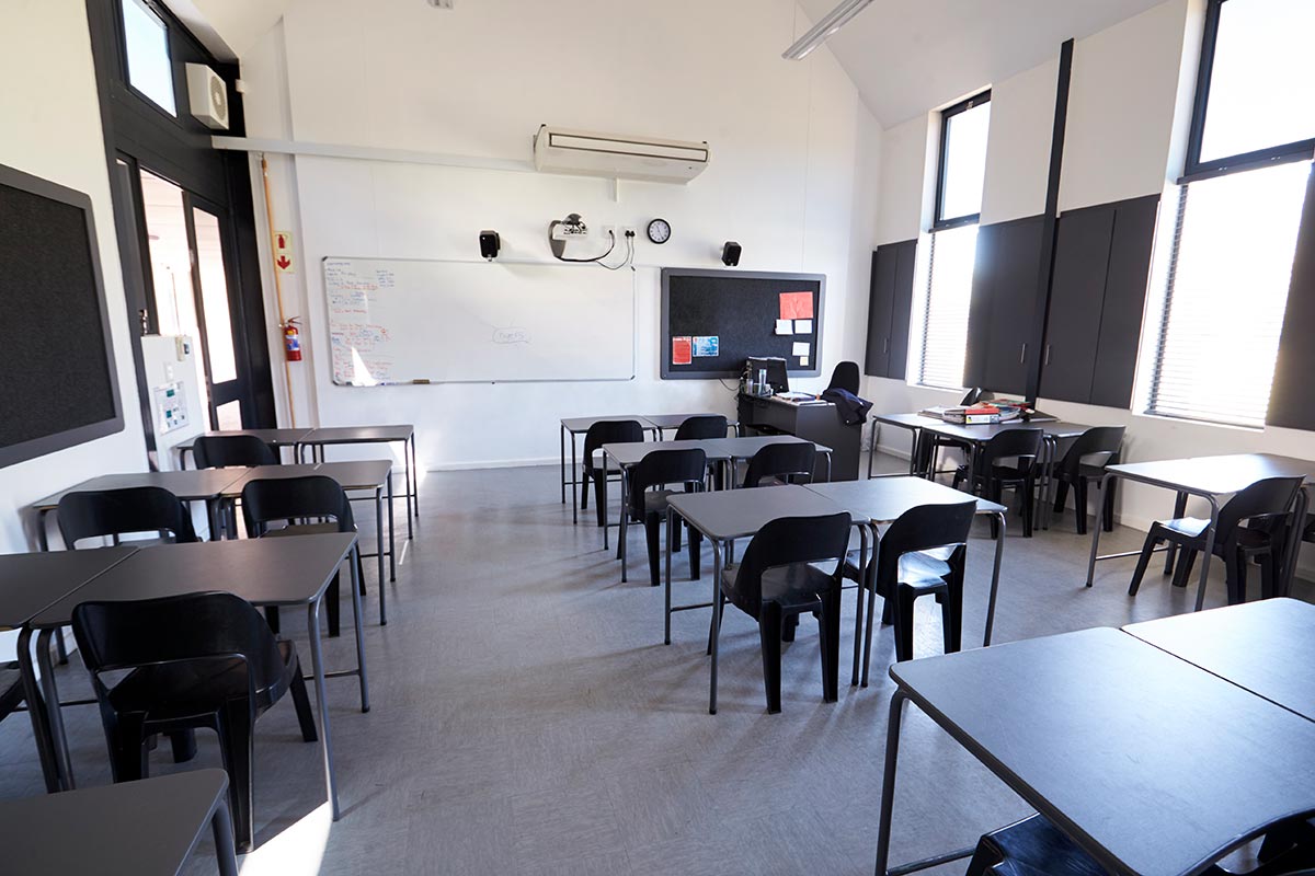 Ein leeres Klassenzimmer